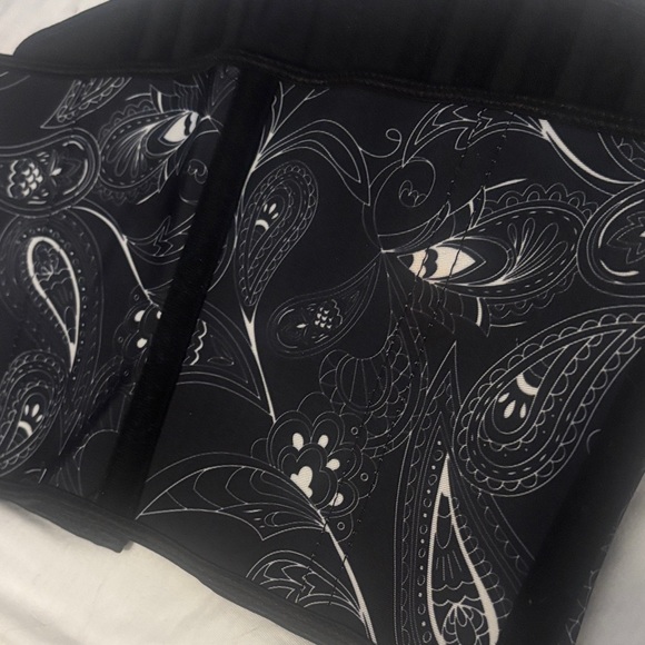 Luxx Curves Black Waste trainer - Picture 4 of 5